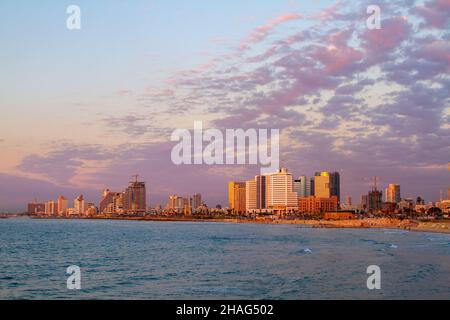 Israel, Tel Aviv Küste von Süden von Old Jaffa bei Sonnenuntergang gesehen Stockfoto