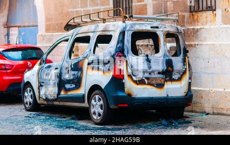 Verbranntes Auto. Die Überreste eines Feuers beschädigten Renault Kangoo ein Mehrzweck-Nutzfahrzeug. Fotografiert in Jaffa, Israel Stockfoto