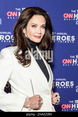 New York, USA. 12th Dez 2021. Lynda Carter in der Kleidung von Alexander McQueen nimmt am 12. Dezember 2021 an der jährlichen CNN Heroes All-Star Tribute 15th im American Museum of Natural History in New York Teil. (Foto von Lev Radin/Sipa USA) Quelle: SIPA USA/Alamy Live News Stockfoto