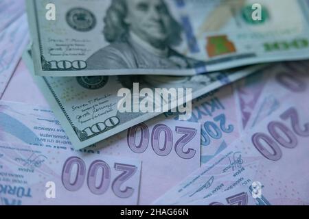 Türkische Lira und US-Dollar. Abwertung der türkischen Liras. Wirtschaftskrise in der Türkei. Stockfoto