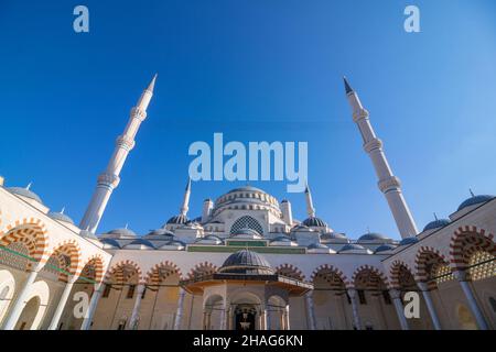 Camlica Moschee. Camlica Moschee in Istanbul. Ramadan oder kandil oder Laylat al-qadr oder islamisches Hintergrundbild. Kalligraphien der Teile des Heiligen Quran Stockfoto