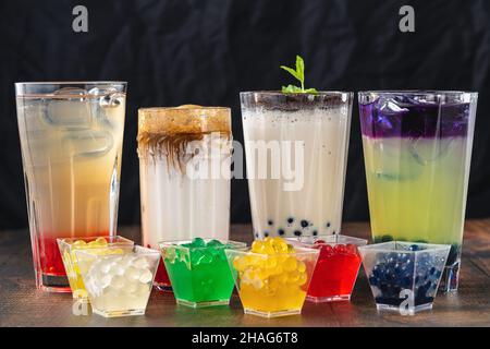 Limonade mit Bubble Tea auf dunklem Hintergrund Stockfoto