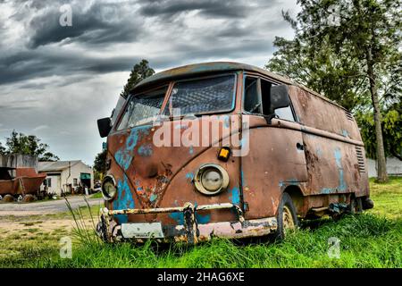 Verlassene und verfallene alte Fahrzeuge in Uruguay Stockfoto