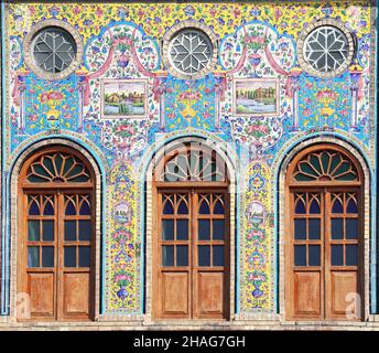 Fassade der Golestan Palast (Marble Palace, Palast der Rosen), royal Qajar komplexe inTehran, Iran. Weltkulturerbe der UNESCO Stockfoto