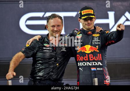 Datei Foto vom 12-12-2021 von Red Bull Max Verstappen zusammen mit Teamprinciple Christian Horner, Horner besteht darauf, dass Red Bull weiterhin gegen den Sieg von Max Verstappen beim Grand Prix von Abu Dhabi antreten wird, da der Niederländer die Formel-1-Weltmeisterschaft mit einem spannenden Überholen in der letzten Runde gewann. Ausgabedatum: Montag, 13. Dezember 2021. Stockfoto