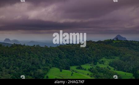 Blick nach Süden von einer Straße in der Nähe von Malaney zu den Bergen von Titrogargan, Coonorwin, Beerburrum und Beerwah. Stockfoto