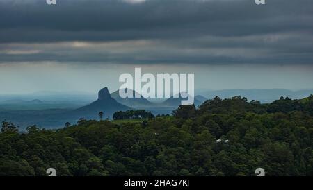 Blick nach Süden von einer Straße in der Nähe von Malaney zu den Bergen von Titrogargan, Coonorwin, Beerburrum und Beerwah. Stockfoto