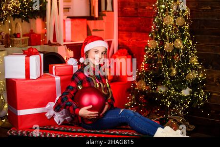 Einrichtungsgeschäft. Lieblingsfarbe. Weihnachtskonzept. Kind fancy santa genießen Feier Neujahr. Roter Stil. Verbreiten Sie Liebe. Winterurlaub. Kleine niedliche Mädchen Stockfoto