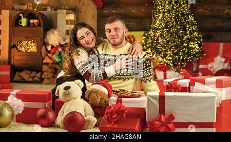 Frohe Familie. Feiern Sie Weihnachten Party mit Ihrem Paar. Letzte Feiertagsvorbereitungen. Mann und Frau glücklich an Weihnachten. Weihnachtsgeschenke für Geliebte. Verbringen Sie neues Jahr Stockfoto