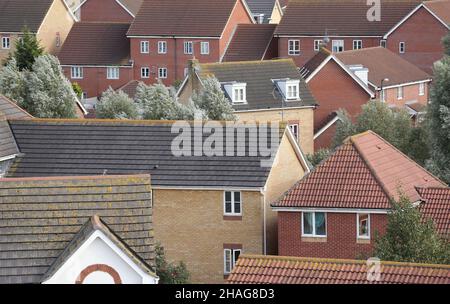 Aktenfoto vom 13/12/21 von einer Ansicht von Häusern in Thamesmead, Südosten Londons. Laut Rightmove stehen den Immobilienmaklern durchschnittlich nur 14 Immobilien pro Filiale zur Verfügung, was der niedrigste Wert ist, den es je verzeichnet hat. Stockfoto