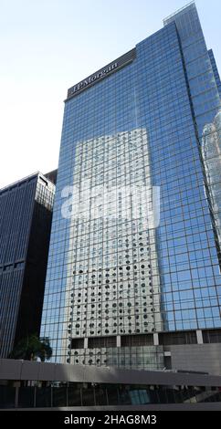 Das Jardine-Haus spiegelt sich im J.P. Morgan-Gebäude in Hongkong. Stockfoto