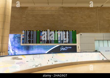 07-12-2021. tel aviv-israel. Die Haupteingangshalle des Ben Gurion Airport und der Bildschirm, auf dem die kommenden Flüge stehen. In Tel Aviv ist alm Stockfoto