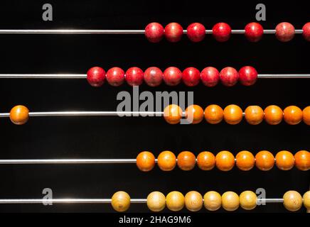 Bunte Regenbogenabakus aus Holz für die Zahlenberechnung. Stockfoto