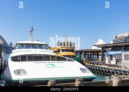 Sydney supercat Class Ferry MV Louise Sauvage und hinter MV Golden Grove eine Fähre der ersten Flottenklasse, an der Ringstation der Quay Ferry im Sommer in Sydney Stockfoto