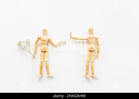 Mann-Frau-Verbindung. Paar hölzerne Schaufensterpuppen Figuren. Stockfoto