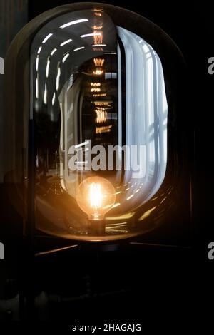 Moderne Lampe im Loft-Stil. Vintage Kronleuchter Stockfoto