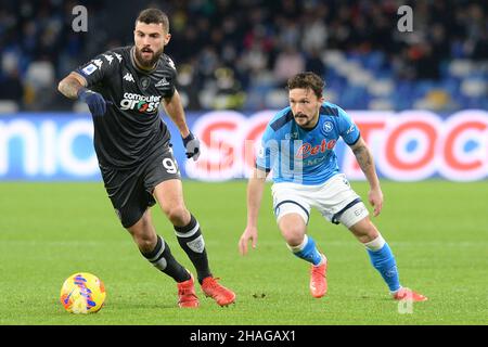 Neapel, Italien. 12th Dez 2021. Andrea Pinamonti (FC Empoli) und Mario Rui (SSC. Napoli) im Gegensatz zum Ball in der Serie Ein Spiel zwischen SSC Napoli und FC Empoli im Stadio Diego Armando Maradona. Empoli gewinnt 0:1. (Foto von Agostino Gemito/Pacific Press) Quelle: Pacific Press Media Production Corp./Alamy Live News Stockfoto