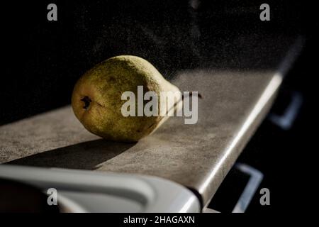 Reife leckere Birne auf Holztisch. Gesunde Früchte Stockfoto