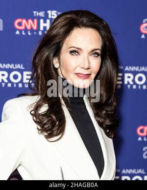 New York, Usa. 12th Dez 2021. Lynda Carter trägt das Kleid von Alexander McQueen bei der jährlichen CNN Heroes All-Star Tribute 15th im American Museum of Natural History (Foto von Lev Radin/Pacific Press) Quelle: Pacific Press Media Production Corp./Alamy Live News Stockfoto