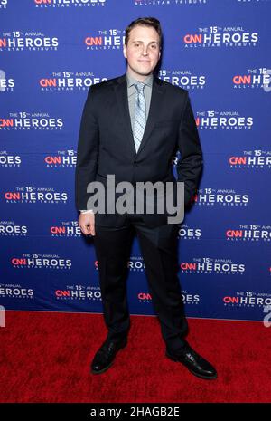 New York, Usa. 12th Dez 2021. Daniel Hodges, Polizist von Washington DC, nimmt an der jährlichen CNN Heroes All-Star Tribute 15th im American Museum of Natural History Teil (Foto von Lev Radin/Pacific Press) Quelle: Pacific Press Media Production Corp./Alamy Live News Stockfoto