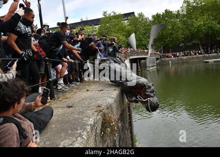 Aktenfoto vom 7/6/2020 von Demonstranten, die im Gedenken an George Floyd die Statue von Edward Colston während einer Protestkundgebung zu Black Lives Matter in den Hafen von Bristol werfen. Vier Personen sollen vor Gericht gestellt werden, weil sie wegen des Abstürzens einer Statue des Sklavenhändlers Edward Colston strafrechtlich geschädigt wurden. Rhian Graham, 29, Milo Ponsford, 25, Jake Skuse, 36, und Sage Willoughby, 21, werden vor dem Bristol Crown Court vor Gericht gestellt, nachdem sie die Anklage wegen strafrechtlicher Schäden bestritten haben. Ausgabedatum: Montag, 13. Dezember 2021. Stockfoto