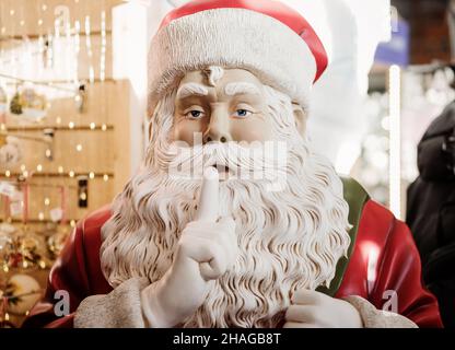 Portrait Weihnachtsmann in roter Kleidung mit Bart Stockfoto