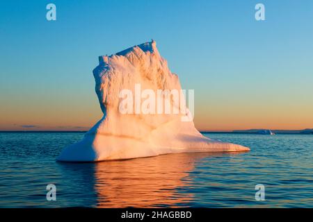 Eisberge im Eisfjord, Ilulissat, Diskobucht, Grönland, Polargebiete bei Sonnenuntergang Stockfoto