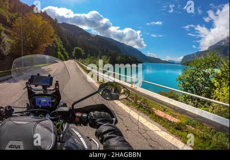 Motorradreisen in der Nähe des Molveno Sees in Italien Stockfoto