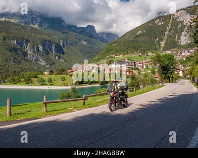 Motorradreisen in der Nähe des Molveno Sees in Italien Stockfoto