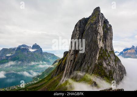 Blick vom Berg Hesten auf den berühmten Berg Segla Stockfoto