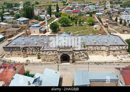 Alacahan Caravanserai wurde im 12th. Jahrhundert während der anatolischen Seldschuken-Zeit erbaut. Ein Blick von der Vorderseite der Karawanserei. Sivas, Türkei. Stockfoto