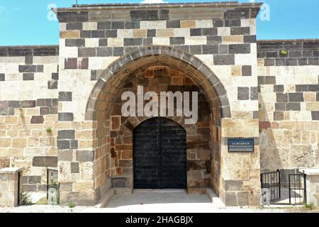 Alacahan Caravanserai wurde im 12th. Jahrhundert während der anatolischen Seldschuken-Zeit erbaut. Ein Blick von der Vorderseite der Karawanserei. Sivas, Türkei. Stockfoto