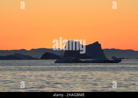 Eisberge im Eisfjord, Ilulissat, Diskobucht, Grönland, Polargebiete bei Sonnenuntergang Stockfoto
