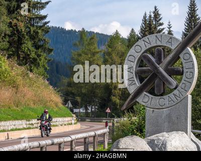 Motorradtour außerhalb von Madonna di Campiglio in Italien Stockfoto