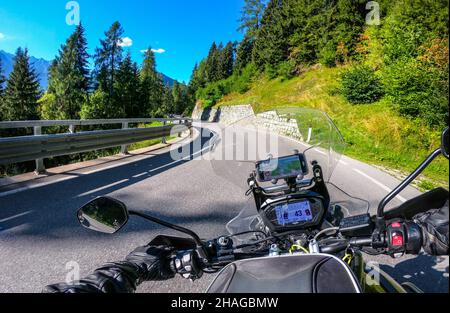 Motorradtour außerhalb von Madonna di Campiglio in Italien Stockfoto