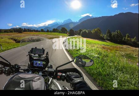 Motorradtour außerhalb von Madonna di Campiglio in Italien Stockfoto