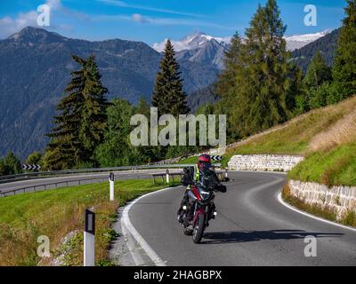 Motorradtour außerhalb von Madonna di Campiglio in Italien Stockfoto