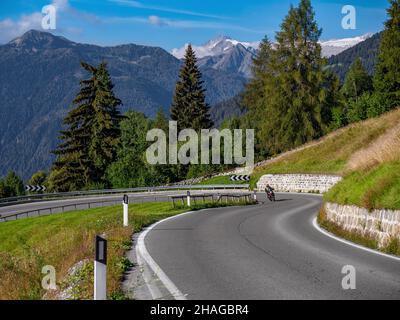 Motorradtour außerhalb von Madonna di Campiglio in Italien Stockfoto