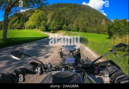 Motorradtour außerhalb von Madonna di Campiglio in Italien Stockfoto