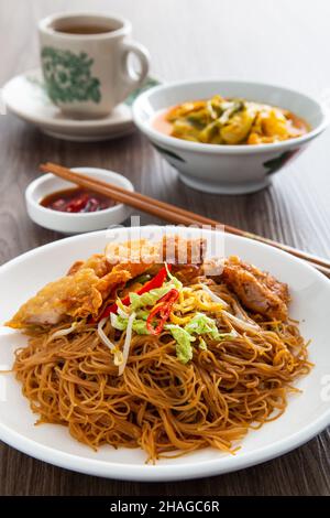 Gebratene chinesische wirtschaftliche Reisnudeln. Berühmtes malaysisches Frühstück Stockfoto