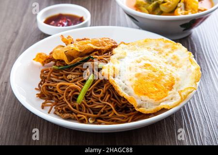 Gebratene chinesische Wirtschaftsnudeln. Berühmtes malaysisches Frühstück Stockfoto