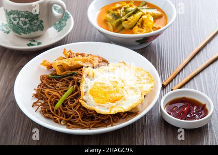 Gebratene chinesische Wirtschaftsnudeln. Berühmtes malaysisches Frühstück Stockfoto