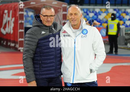 12. Dezember 2021, Neapel, Italien: Aurelio Andreazzoli ( FC Empoli ) und Marco Domenichini ( SSC Napoli ) während des Serie-A-Spiels zwischen SSC Napoli und FC Empoli im Stadio Diego Armando Maradona. Empoli gewinnt 0:1. (Bild: © Agostino Gemito/Pacific Press via ZUMA Press Wire) Stockfoto