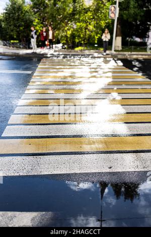 Crosswalk auf der Straße für die Sicherheit, wenn Menschen über die Straße gehen, Fußgängerüberweg auf einer reparierten Asphaltstraße Stockfoto