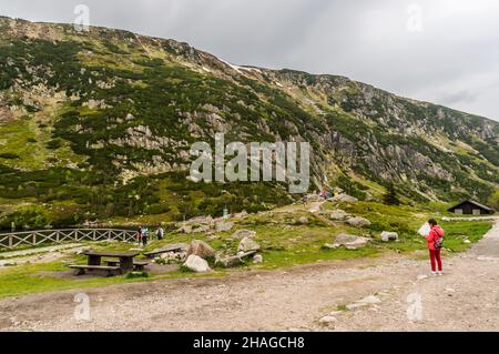 KARPACZ, POLEN - 09. Mai 2018: Ein Wanderweg und Menschen auf hohen Hügeln im Karkonosze-Gebirge. Stockfoto