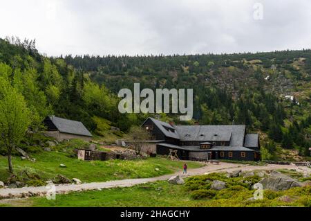 KARPACZ, POLEN - 09. Mai 2018: Ein Fußweg, der zu einem Restaurant- und Hotelgebäude auf dem Karkonosze-Gebirge führt. Stockfoto