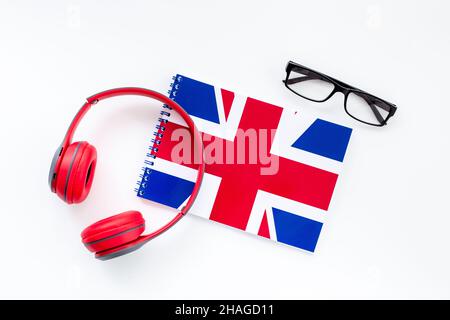 Notebook mit britischer Flagge und Kopfhörern. Konzept des Englischunterrichts Stockfoto