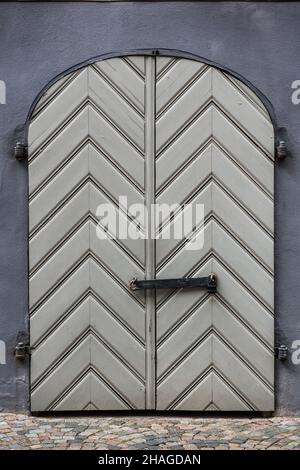 Alte Holztür in der Altstadt von Riga, Lettland. Stockfoto