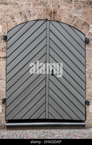 Alte Holztür in der Altstadt von Riga, Lettland. Stockfoto