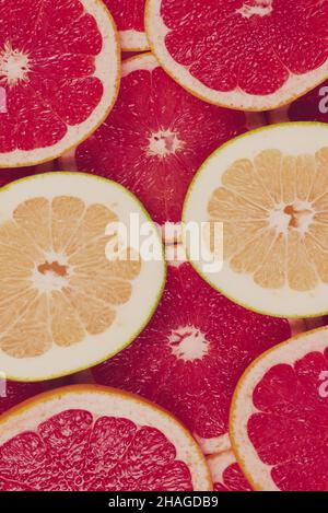 Pomelo und Grapefruit saftige Scheiben Hintergrund. Stockfoto